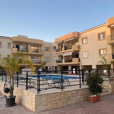 Daire Poolside Escape - Polis