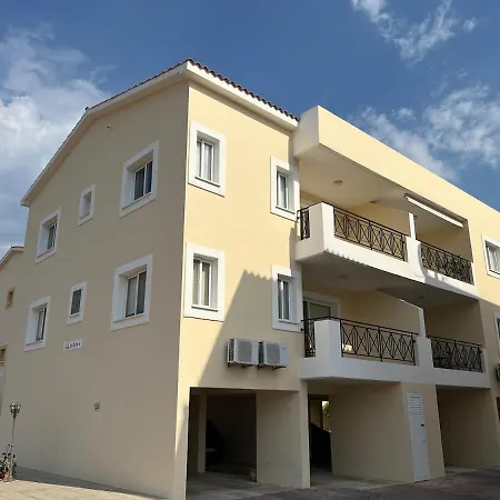 Poolside Escape - Polis