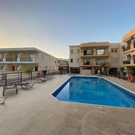 Poolside Escape - Daire Polis