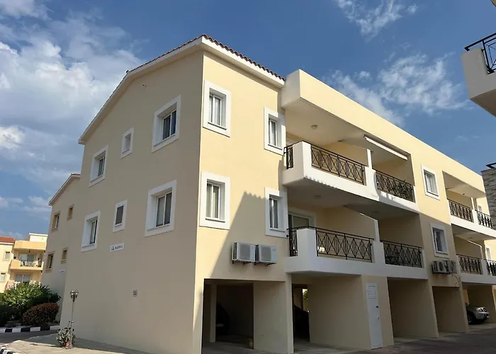 Poolside Escape - Polis