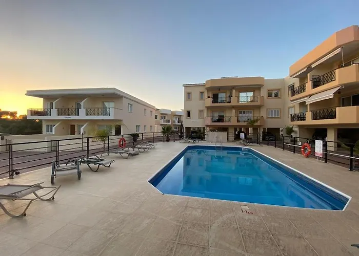 Poolside Escape - Apartament Polis