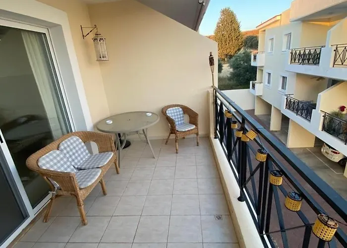 Poolside Escape - * Polis